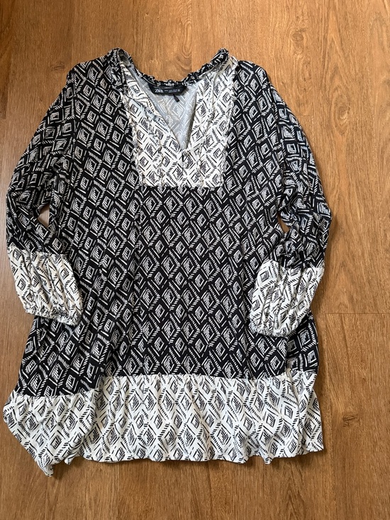Zara Tops - Zara Black & White Printed V-Neck Tunic Top